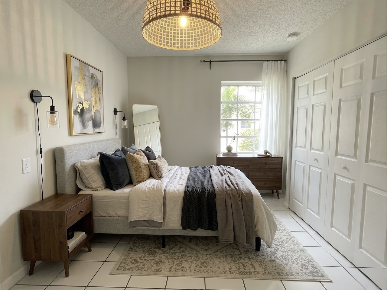 Presentación del dormitorio con mejoras físicas y staging virtual