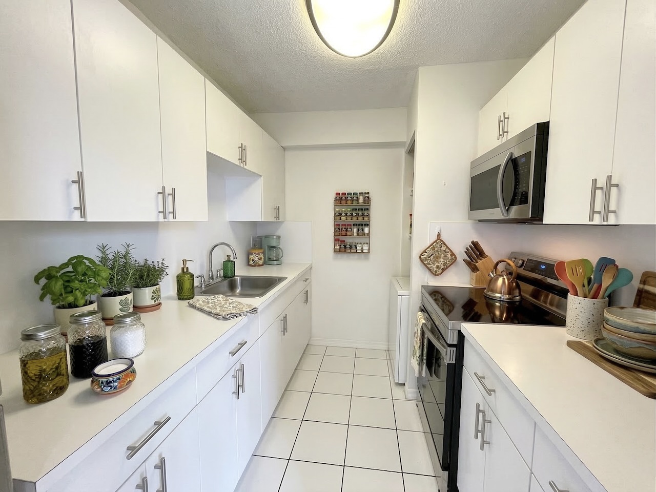 Cocina preparada para alquiler con electrodomésticos nuevos y staging virtual